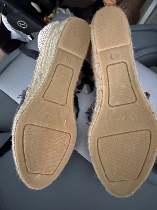 Sandalias negras con adornos plateados