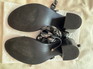 Sandalias negras con adornos plateados