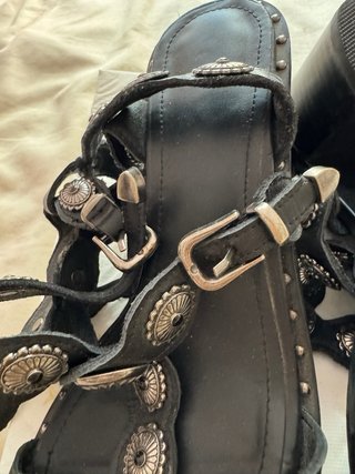 Sandalias negras con adornos plateados