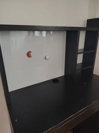 Escritorio negro con estantería MICKE