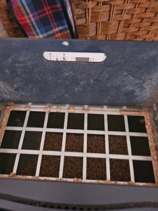 Estufa de pellets blanca y negra