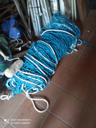 Red de pesca azul y blanca