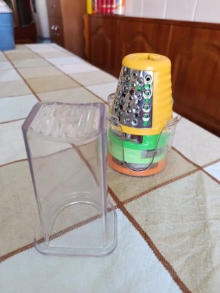 Picadora de alimentos roja y blanca