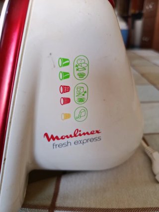 Picadora de alimentos roja y blanca