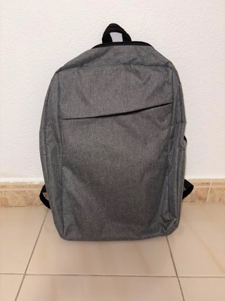 Mochila de viaje gris
