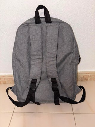 Mochila de viaje gris