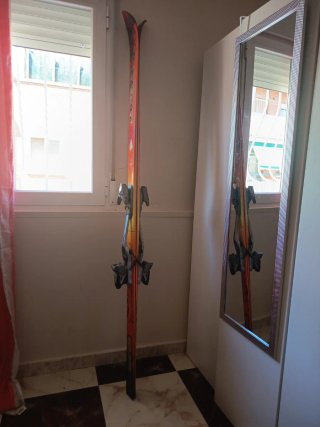 Esquís con fijaciones
