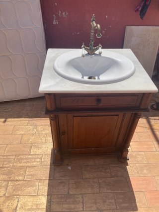 Lavabo de madera con encimera de mármol