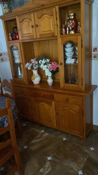 Armario de madera con vitrina