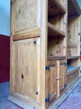 Mueble mexicano de madera maciza en buen estado