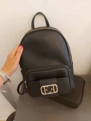 Zaino donna nero con zip dorate