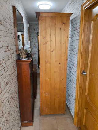 Vitrina madera maciza con puerta de cristal