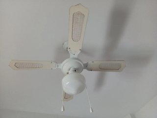 Ventilador de techo beige y blanco
