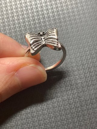 Anillo de plata con diseño de lazo