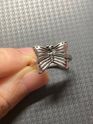 Anillo de plata con diseño de lazo