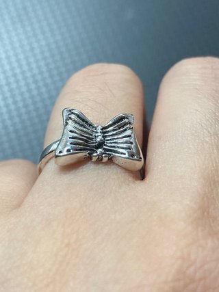 Anillo de plata con diseño de lazo