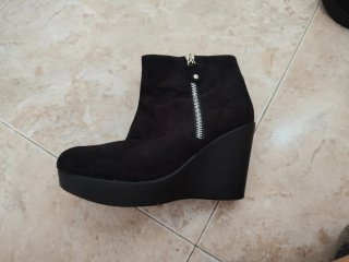 Botines negros con cremallera y cuña