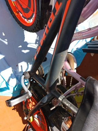 Bicicleta infantil con ruedas naranjas