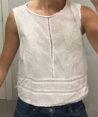 Blusa blanca bordada sin mangas