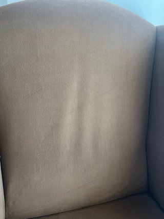 Sillón orejero marrón de tela