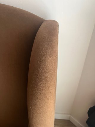 Sillón orejero marrón de tela