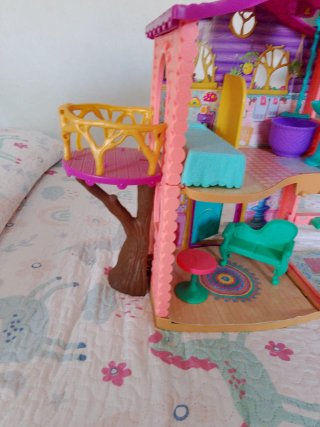 Casa de muñecas Enchantimals con accesorios