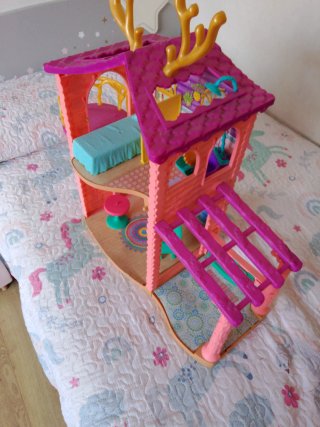 Casa de muñecas Enchantimals con accesorios