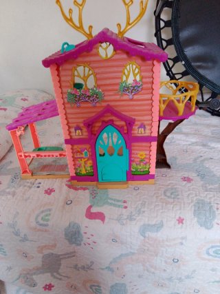 Casa de muñecas Enchantimals con accesorios