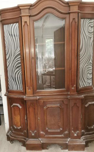 Mueble antiguo de madera y cristal