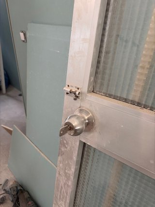 Puerta de aluminio con vidrio cerradura y pestillo