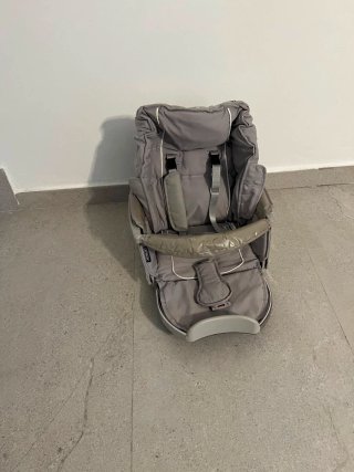 Carrito de bebé gris y blanco marca bebecar