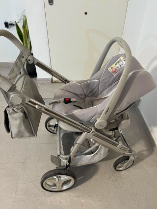 Carrito de bebé gris y blanco marca bebecar