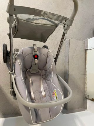 Carrito de bebé gris y blanco marca bebecar