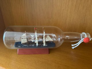 Barco en botella y velero decorativo