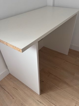 Mesa de escritorio blanca