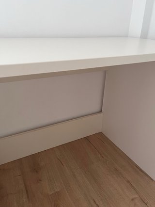 Mesa de escritorio blanca