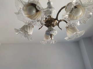 Lámpara de mesa dorada y blanca