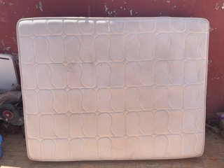 Colchón beige tela