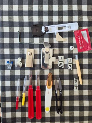 Singer Tradition 2282 + funda + kit completo