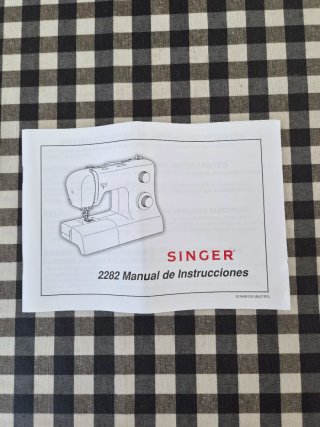 Singer Tradition 2282 + funda + kit completo