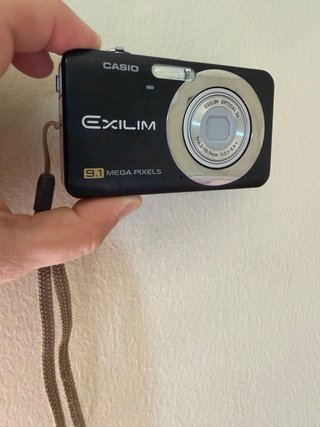Cámara Casio Exilim EX-Z21 9.1 MP + Funda Morada