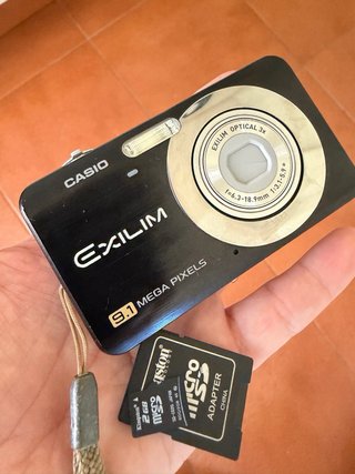Cámara Casio Exilim EX-Z21 9.1 MP + Funda Morada