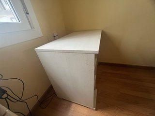Escritorio blanco con estanterías