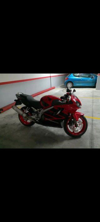 Honda CBR600F Sportbike Roja y Negra