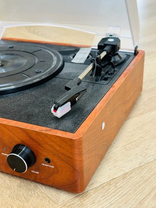 Tocadiscos de madera y negro