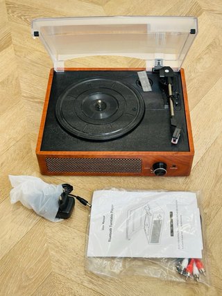 Tocadiscos de madera y negro
