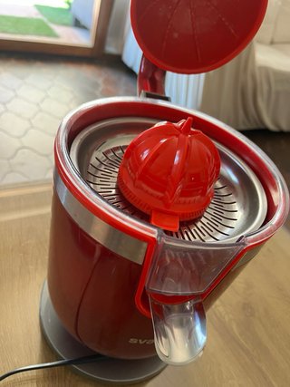 Exprimidor de cítricos rojo