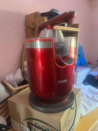 Exprimidor de cítricos rojo