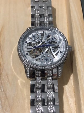 Reloj Guess Plateado y Blanco con Cristales