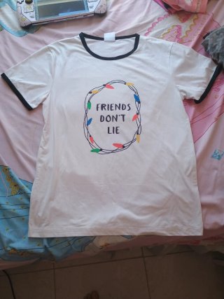 Camiseta Friends Don't Lie